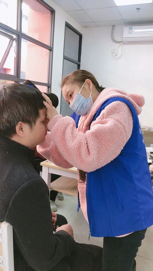 攜手定格溫暖 愛心妝點笑容——區(qū)殘協(xié)聯(lián)合我校化妝班為殘障家庭拍攝公益全家福